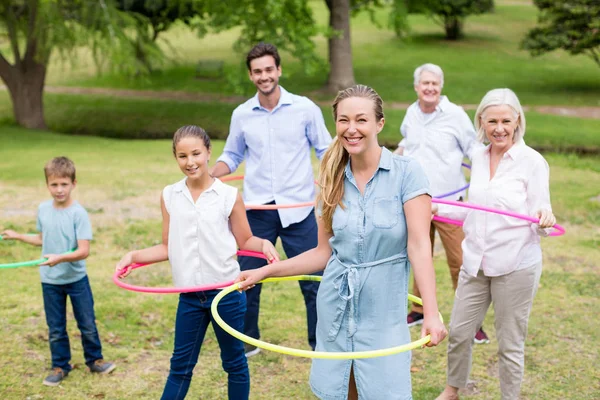 Multi generatie familie trekken een touw — Stockfoto