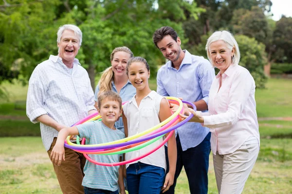 Familia multigeneracional tirando de una cuerda — Foto de Stock