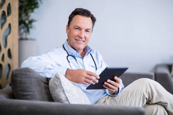 Portrait de médecin utilisant une tablette numérique — Photo
