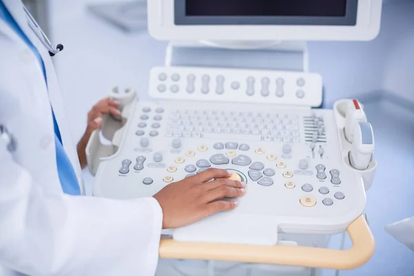 Střední část lékař pomocí ultrazvuku stroj — Stock fotografie