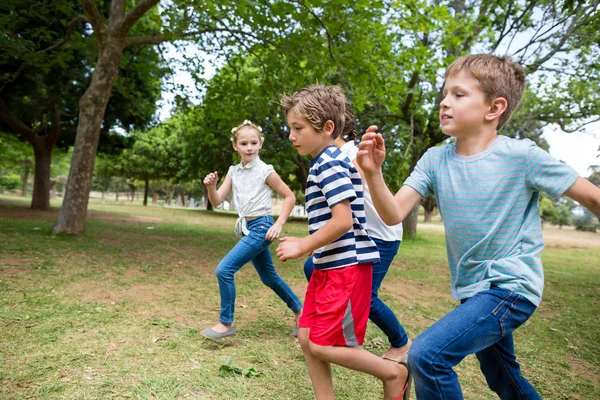 Kinderen met plezier samen in park — Stockfoto