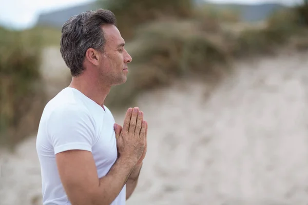 Volwassen man doen meditatie — Stockfoto