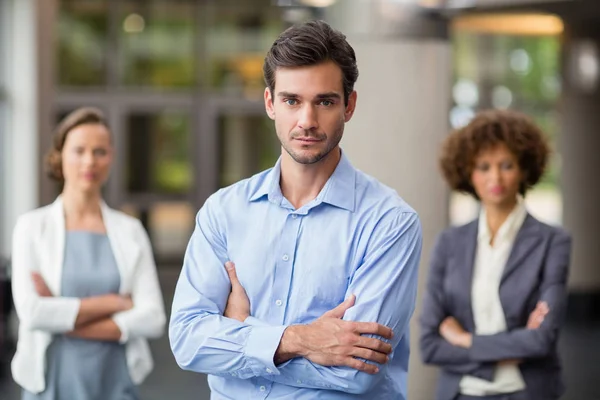 Ejecutivo de negocios con los brazos cruzados — Foto de Stock