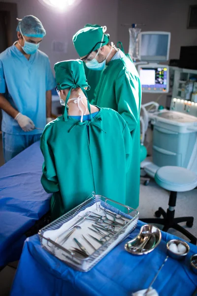 Équipe médicale effectuant une opération dans une salle d'opération — Photo