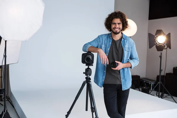 Fotógrafo masculino de pé em estúdio — Fotografia de Stock