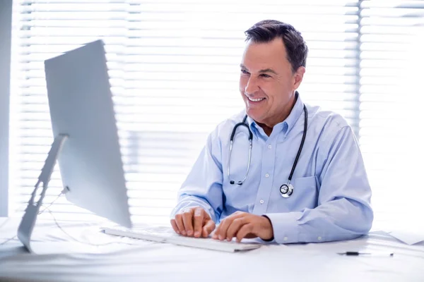 Médico masculino trabalhando em computador pessoal — Fotografia de Stock