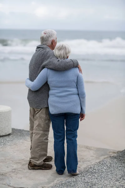 Couple sénior debout ensemble sur la plage — Photo