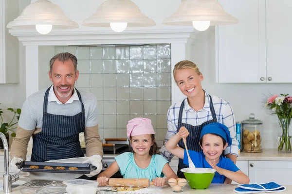 親と子供が台所で食事の準備 — ストック写真