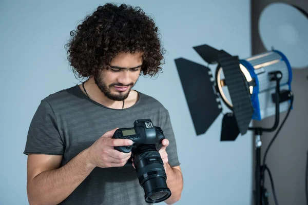 Fotógrafo revisando fotos capturadas — Foto de Stock