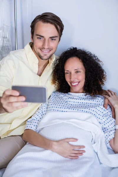 Pareja tomando selfie en sala — Foto de Stock