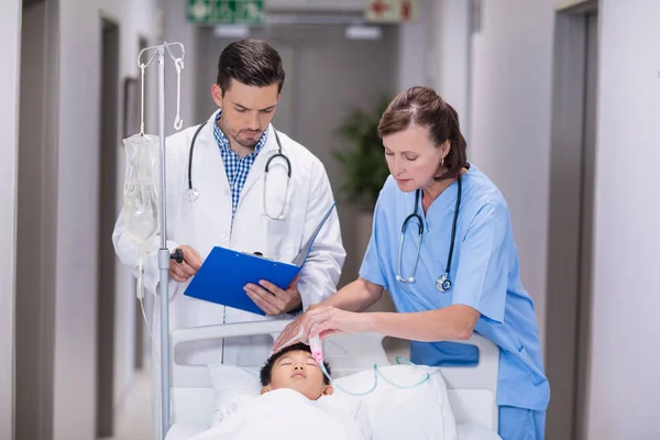 Doctor poniendo una máscara de oxígeno en el paciente — Foto de Stock