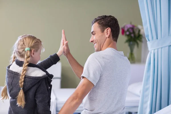 Hija dando choca esos cinco a su padre enfermo —  Fotos de Stock