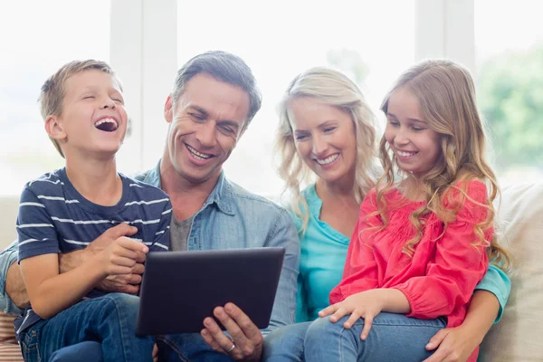 Pais e crianças usando tablet digital na sala de estar — Fotografia de Stock