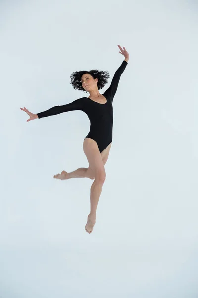 Danseuse pratiquant la danse contemporaine — Photo