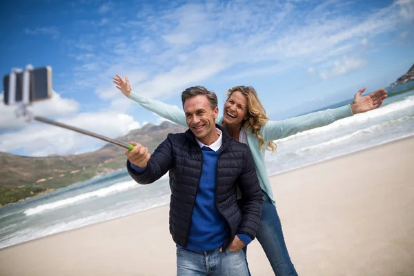 Äldre par tar selfie med selfie stick — Stockfoto