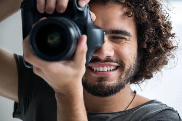 Φωτογράφος με ψηφιακή φωτογραφική μηχανή στο studio — Φωτογραφία Αρχείου