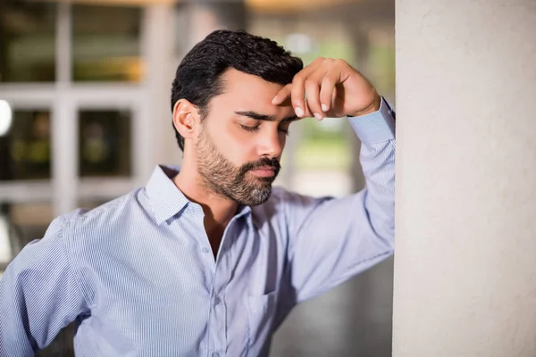 Gestresster Geschäftsmann im Konferenzzentrum — Stockfoto