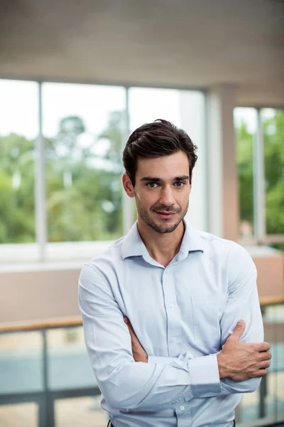 Uomo d'affari esecutivo con le braccia incrociate al centro congressi — Foto Stock