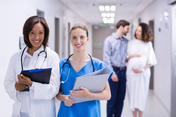 Retrato de médicos sonrientes en el pasillo — Foto de Stock