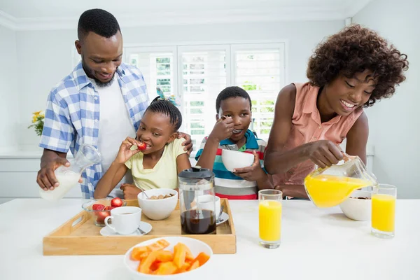 Τα παιδιά και οι γονείς έχοντας πρωινό τραπέζι στο σπίτι — Φωτογραφία Αρχείου