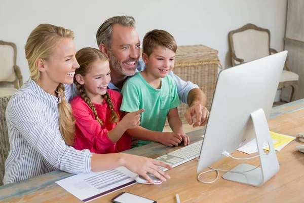 Rodzina korzystająca z komputera w domu — Zdjęcie stockowe