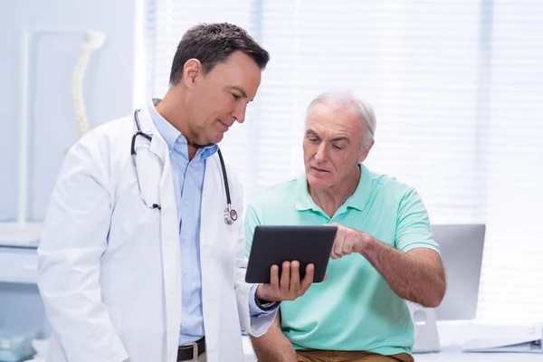 Arts en senior patiënt met behulp van digitale tablet — Stockfoto