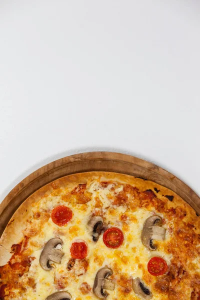 Delicious italian pizza served on pizza tray — Stock Photo, Image