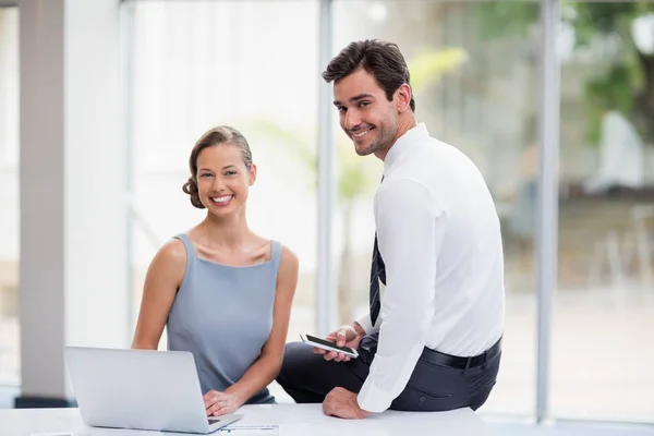 Företagsledare med laptop i conference centre — Stockfoto