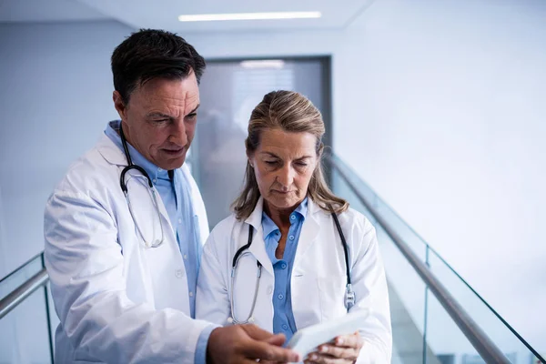 Homme et femme médecin discuter sur tablette numérique — Photo