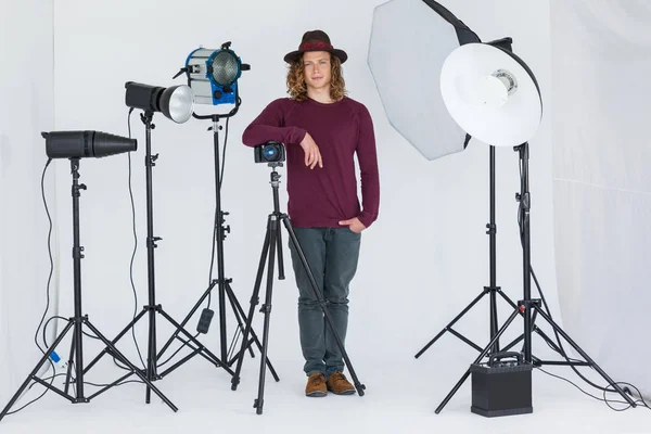Φωτογράφος στέκεται στο στούντιο φωτογραφία — Φωτογραφία Αρχείου