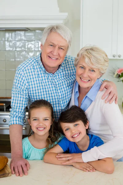 Ritratto di nonni e nipoti in piedi in cucina — Foto Stock