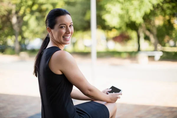 Glad affärskvinna innehav mobiltelefon — Stockfoto