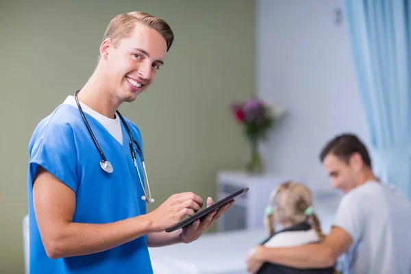 Retrato del médico usando tableta digital — Foto de Stock