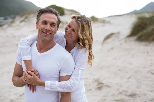 Ältere Paare stehen zusammen am Strand — Stockfoto