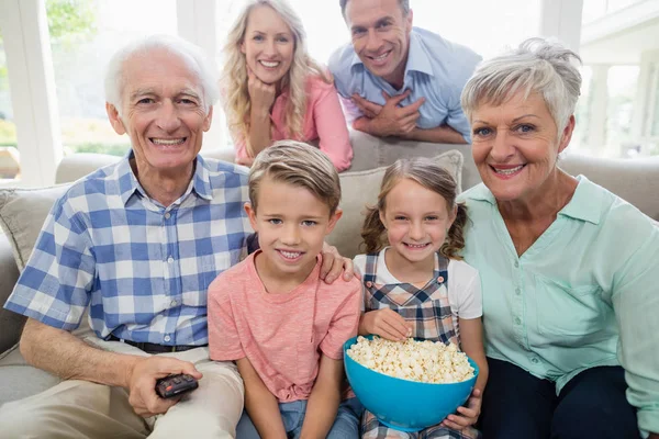 Oturma odasında televizyon izlerken mutlu çok nesil aile — Stok fotoğraf