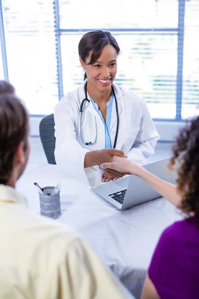 Médico y mujer estrechando las manos — Foto de Stock