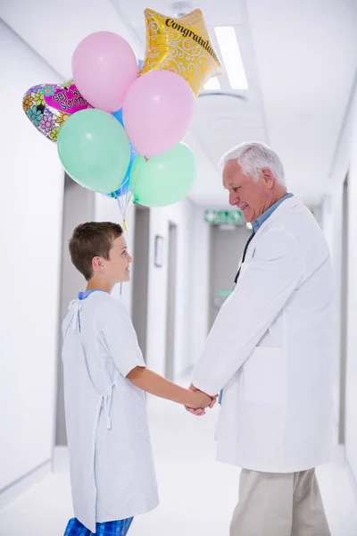 Médico caminando con paciente —  Fotos de Stock