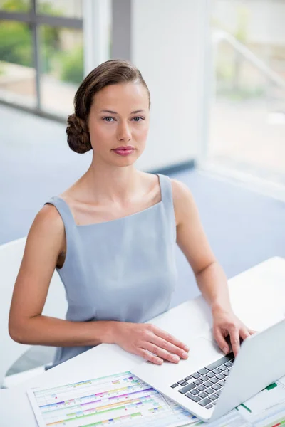 Empresária sentada com laptop — Fotografia de Stock