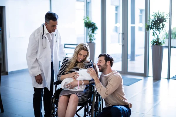 Pareja mirando a su bebé recién nacido — Foto de Stock