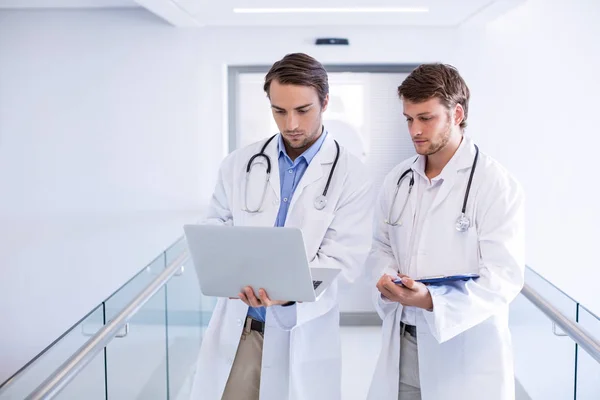 Läkare använder laptop i korridor — Stockfoto