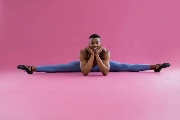 Portrait of ballerino performing a split — Stock Photo, Image