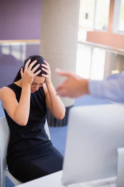 Businessman scolding his colleague — Stock Photo, Image