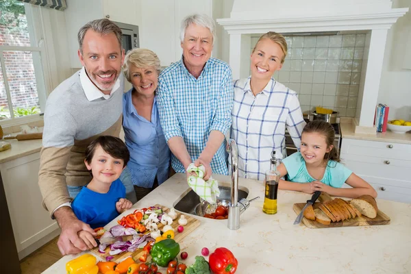 Ευτυχισμένη οικογένεια προετοιμασία φαγητού στην κουζίνα — Φωτογραφία Αρχείου