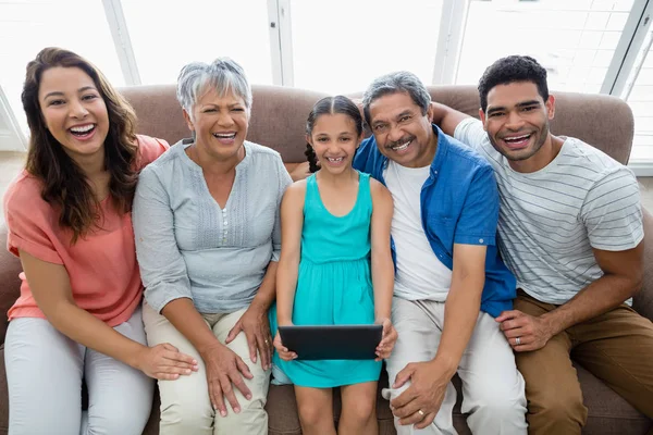 Familia multigeneración que utiliza tableta digital en la sala de estar en casa —  Fotos de Stock