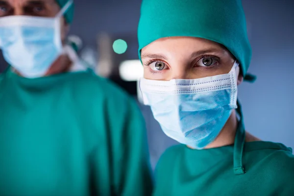 Ritratto di chirurgo donna in piedi in sala operatoria — Foto Stock