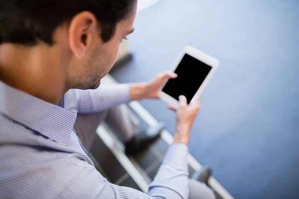 Geschäftsmann mit digitalem Tablet — Stockfoto