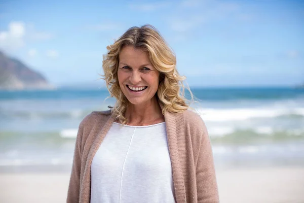 Portrait de femme mûre debout sur la plage — Photo