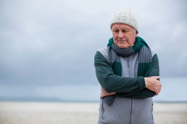 Homme âgé debout sur la plage — Photo