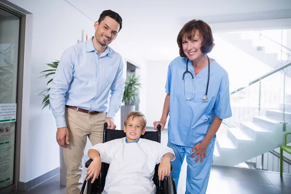 Retrato de médico sonriente y niño incapacitado —  Fotos de Stock