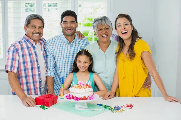Feliz familia multigeneracional celebrando fiesta de cumpleaños en casa —  Fotos de Stock